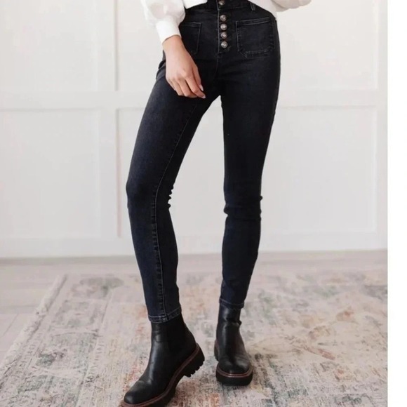 Oat New York Denim - High-rise soft stretch OAT New York feature sailor style pockets and a button 24